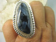 bpe6159 CUDNY mieniący się Długi 4,5 cm Pierścień Iskrzący KAMIEŃ BURZY Czarny Niebieski Pietersyt z Namibii - RZADKOŚĆ r.18 Srebro 925 # - 2