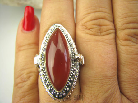 bpe8037 Piękny Duży Sekretnik Pierścień na Zdjęcia lub Marzenia Czerwony Onyks - kamień chroniący związki i małżeństwa r.18 Srebro 925 #