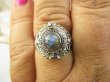 bpe6581 Pięknie Zdobiony Delikatny Sekretnik UNIKAT !!! Otwierany Pierścień na zdjęcia lub marzenia Niebieski Labradoryt Spektrolit r.18/ r.19 Srebro 925 - 5