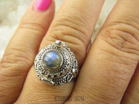bpe6581 Pięknie Zdobiony Delikatny Sekretnik UNIKAT !!! Otwierany Pierścień na zdjęcia lub marzenia Niebieski Labradoryt Spektrolit r.18/ r.19 Srebro 925