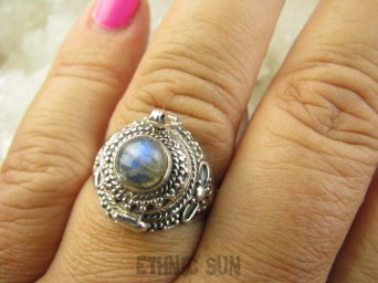 bpe6581 Pięknie Zdobiony Delikatny Sekretnik UNIKAT !!! Otwierany Pierścień na zdjęcia lub marzenia Niebieski Labradoryt Spektrolit r.18/ r.19 Srebro 925