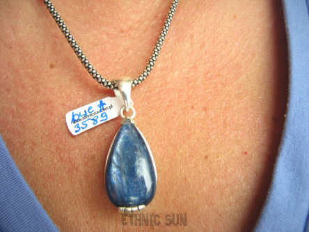 bwe3589 RZADKOŚĆ Intrygujący Piękny Wisior Niebiesko - Srebrny, Iskrzący Kamień Kianit (KYANIT) w pięknie zdobionej oprawie Srebro 925 #