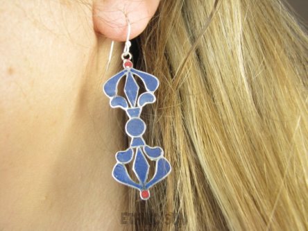 bke1236 Symbol niezniszczalności -VAJRA= Wadżra , Krzyż Dorje ,OCZYSZCZAJĄCY energię DŁUGIE 6.2 cm  Lekkie Kolczyki inkrustowany LAPIS LAZULI KORAL Srebro 925 Nepal