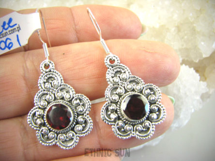 bkee1061 Egzotyczne  Piękne Lekkie  KOLCZYKI z granatami bordowe Granaty w kolorze czerwonego wina Stokrotki Srebro 925