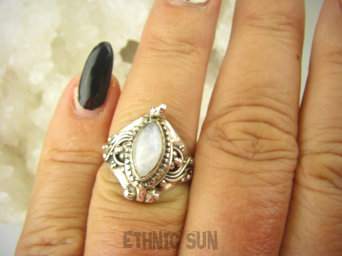 bpe8579 Bogato Zdobiony Delikatny Sekretnik Otwierany Pierścionek Pierścień na marzenia Kamień Księżycowy r.14/ r.15 Srebro 925
