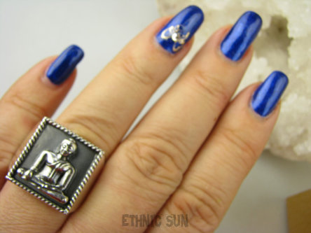 bpe8978 Masywny Sygnet Pierścień Pierścionek ze srebra Amulet Medytujący Budda BHUMISPARHA MUDRA przywołanie ziemi na świadka Bhumisparsha mudra r.15/ r.16 SREBRO 925 #