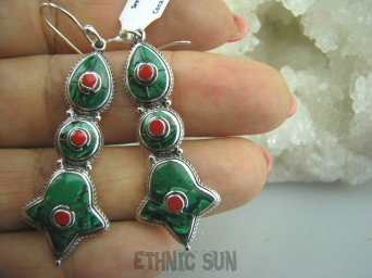 bke866 Biżuteria Orientalna z Nepalu !! CUDOWNE Egzotyczne Długie 5.7 cm !!! KOLCZYKI inkrustowany Zielony Malachit , Koral Srebro 925
