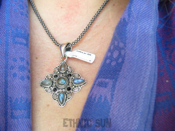 bwee2209 KUNSZTOWNY PIĘKNIE ZDOBIONY WISIOR LABRADORYT SPEKTROLI I CZARNY ONYKS , pięknie kute Srebro 925 #