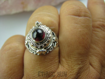 bpe6047 Pięknie Zdobiony Delikatny Sekretnik !!! Otwierany Pierścień na zdjęcia lub marzenia Bordowy Granaty r.18 Srebro 925