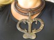 bn1645 TUARESKI NASZYJNIK PLEMIENNY wykonany w Mali przynoszący SZCZĘSCIE I OCHRONĘ Amulet Naszyjnik z grubej skóry z metalową zawieszką Brass Krokodyl, Krokodyle Dzika Afryka - 5