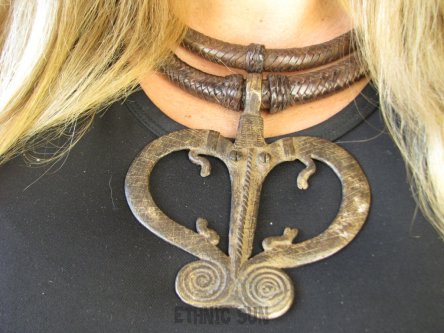 bn1645 TUARESKI NASZYJNIK PLEMIENNY wykonany w Mali przynoszący SZCZĘSCIE I OCHRONĘ Amulet Naszyjnik z grubej skóry z metalową zawieszką Brass Krokodyl, Krokodyle Dzika Afryka