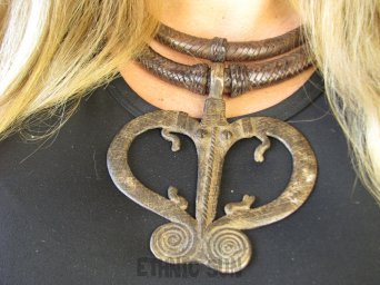 bn1645 TUARESKI NASZYJNIK PLEMIENNY wykonany w Mali przynoszący SZCZĘSCIE I OCHRONĘ Amulet Naszyjnik z grubej skóry z metalową zawieszką Brass Krokodyl, Krokodyle Dzika Afryka