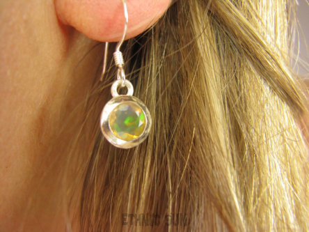 bkee987 Klasyczne Delikatne Kolczyki CUDOWNY Opalizujący Opal z Etiopii Rozwija intuicję i kreatywność Lśniące Srebro 925