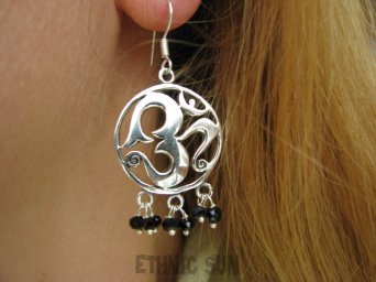 bkee727 Ochrona i Ozdoba Piękne eleganckie duże 5cm szerokie Kolczyki  Święty Symbol OM Amulet  szlifowany Onyks SREBRO 925