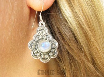 bkee1073 Egzotyczne Uwodzicielki LEKKIE Kolczyki szlifowany Kamień Księżycowy Stokrotki Srebro 925