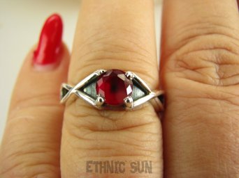 bpee4194 Delikatny śliczny Pierścień Pierścionek szlifowany naturalny Rubin Birmański Rubiny r.17 Srebro 925