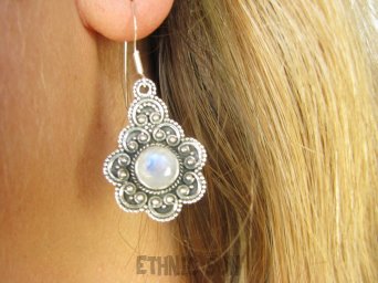 bkee1069 Ślicznotki z niebieska poświatą  LEKKIE Kolczyki szlifowany Kamień Księżycowy Stokrotki Srebro 925