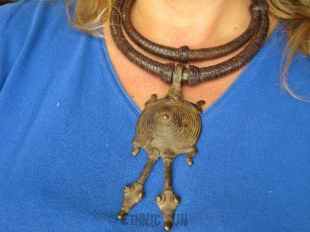 bn1626 TAURESKI NASZYJNIK PLEMIENNY wykonany w Mali przynoszący SZCZĘSCIE I OCHRONĘ Amulet Naszyjnik z grubej skóry z metalową zawieszką Brass Dwie Głowy Smoka Dzika Afryka