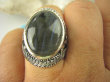 bpe6361 Egzotyczny Pierścień Granatowy Szary Z GRANATOWYMI PASMAMI LABRADORYT Spektrolit - kamień Zorzy Polarnej r.21/ r.22 ażurowa obrączka SREBRO 925 # - 3