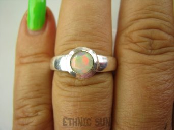 bpee3769 ŻARZĄCA STRZAŁA Delikatny śliczny Pierścień OBRĄCZKA szlifowany ISKRZĄCY OPAL wielobarwny z Etiopii Rozwija intuicję i kreatywność r.17/ r.18 Srebro 925