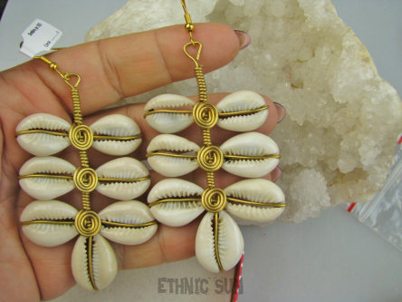 bke1286 Dzika Afryka - FANTASTYCZNE ! Bardzo Duże Szerokie 4.5 cm Długie 9 cm Przepiękne Egzotyczne Kolczyki Muszla Kauri Brass wykonane przez Burkina Faso