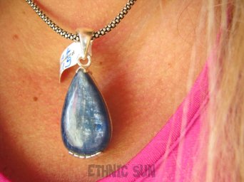 bwe3619 RZADKOŚĆ Intrygujący Piękny Wisior Niebiesko - Srebrny, Iskrzący Kamień Kianit (KYANIT) w pięknie zdobionej oprawie Srebro 925 #