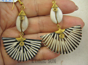 bke1283 Dzika Afryka - FANTASTYCZNE ! Duże długie 7.8 cm Lekkie Wachlarze Przepiękne Egzotyczne Kolczyki Muszla i Muszla Kauri Mosiądz Brass