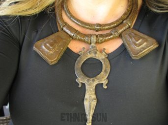 bn1646 TUARESKI NASZYJNIK PLEMIENNY wykonany w Mali przynoszący SZCZĘSCIE I OCHRONĘ Amulet Naszyjnik z grubej skóry z metalową zawieszką Brass Krokodyl DZIKA AFRYKA !!!!