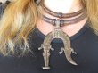 bn1644 TUARESKI NASZYJNIK PLEMIENNY wykonany w Mali przynoszący SZCZĘSCIE I OCHRONĘ Amulet Naszyjnik z grubej skóry z metalową zawieszką Brass Krokodyl Dzika Afryka - 2