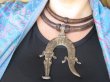 bn1644 TUARESKI NASZYJNIK PLEMIENNY wykonany w Mali przynoszący SZCZĘSCIE I OCHRONĘ Amulet Naszyjnik z grubej skóry z metalową zawieszką Brass Krokodyl Dzika Afryka - 3