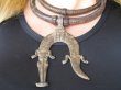bn1644 TUARESKI NASZYJNIK PLEMIENNY wykonany w Mali przynoszący SZCZĘSCIE I OCHRONĘ Amulet Naszyjnik z grubej skóry z metalową zawieszką Brass Krokodyl Dzika Afryka - 7