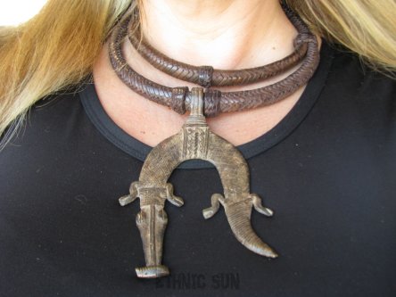 bn1644 TUARESKI NASZYJNIK PLEMIENNY wykonany w Mali przynoszący SZCZĘSCIE I OCHRONĘ Amulet Naszyjnik z grubej skóry z metalową zawieszką Brass Krokodyl Dzika Afryka