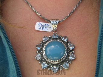 bwee782 LUKSUSOWO PIĘKNY KLEJNOT - BAŚNIOWY Wisior Słońce !!! Kunsztowny Wisior Chalcedon otoczony Blue Topazami BLUE TOPAZ Srebro 925
