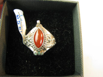 bpe6584 Pięknie Zdobiony Delikatny Sekretnik UNIKAT !!! Otwierany Pierścień na zdjęcia lub marzenia Czerwony Onyks r.17 Srebro 925