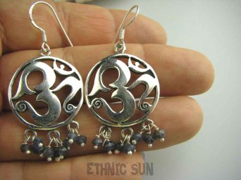 bkee729 Ochrona i Ozdoba Piękne eleganckie duże 5cm szerokie Kolczyki  Święty Symbol OM Amulet  szlifowany Szafir Indyjski SREBRO 925