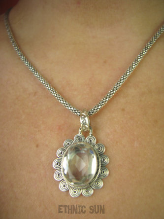 bwee1674 Delikatny Kryształowy KLEJNOT !!!! Odpromiennik (rak , tarczyca , reumatyzm)  KLEJNOT I OCHRONA Wisior Szlifowany KRYSZTAŁ GÓRSKI w orientalnej oprawie Srebro 925 #