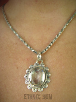 bwee1674 Delikatny Kryształowy KLEJNOT !!!! Odpromiennik (rak , tarczyca , reumatyzm)  KLEJNOT I OCHRONA Wisior Szlifowany KRYSZTAŁ GÓRSKI w orientalnej oprawie Srebro 925 #