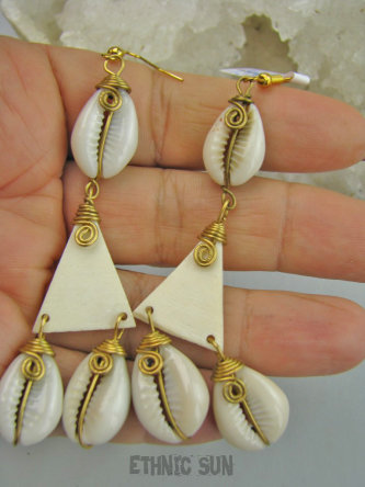 bke1284 Dzika Afryka - FANTASTYCZNE ! Duże długie 9 cm Lekkie Przepiękne Egzotyczne Kolczyki Muszla i Muszla Kauri Brass tworzone przez plemię Burkina Faso