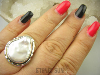 bpee3995 RARYTAS naturalna opalizująca wielobarwna PERŁA BIWA Elegancki Pierścionek Pierścień z DUŻA perłą r.17 Srebro 925 #