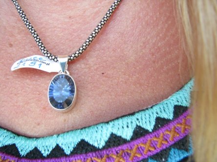 bwee2191 Delikatny KLEJNOT tak piękny , mieniący się Wisior wisiorek z Mystic Topaz NIGHT w klasycznej oprawie SREBRO 925